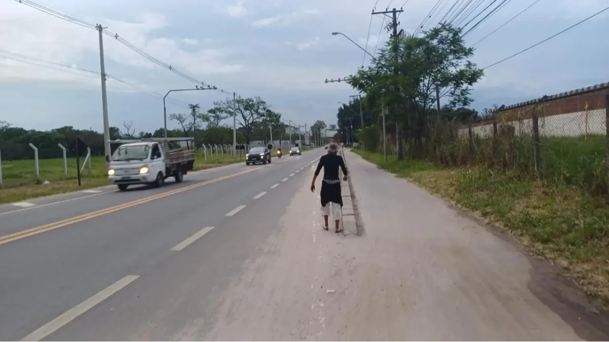 Mulher desaparecida há quatro dias é encontrada caminhando na Via Dutra