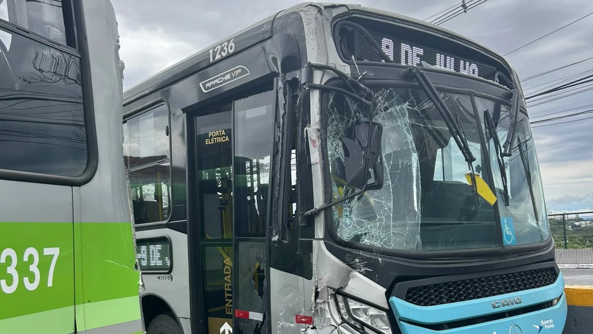 Dois ônibus colidem no terminal central de SJC