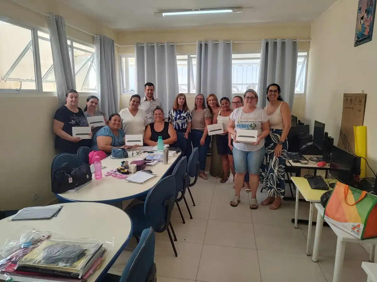 Paraibuna disponibiliza tablets para professores da rede municipal