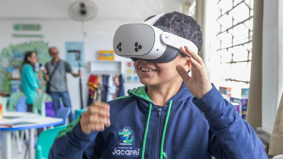 Escola de Jacareí ganha biblioteca com espaço maker, robótica e realidade virtual