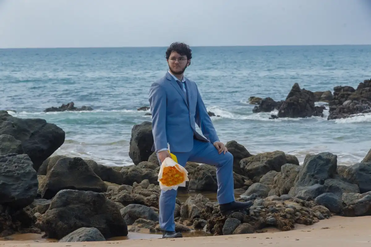 Alex Pucci lança “Yellow Roses”, canção folk que compôs ainda na adolescência e que agora ganha vida no digital