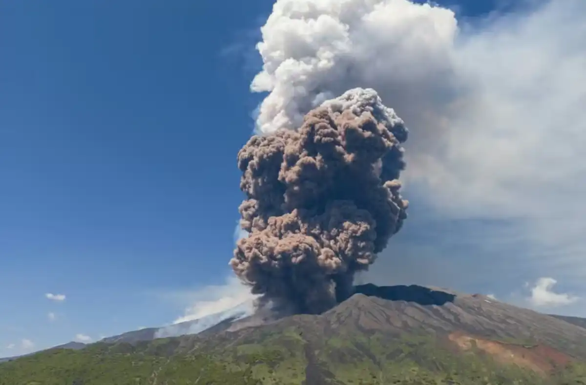 Vídeo mostra turistas fugindo durante erupção do vulcão Etna na Itália 