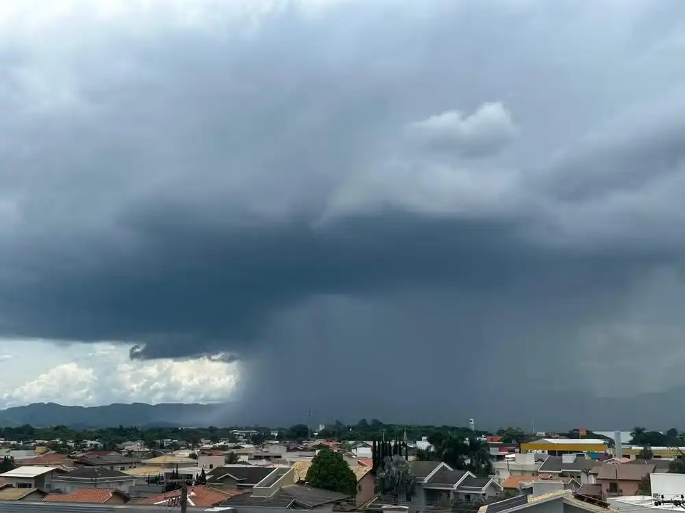 Alerta de chuvas intensas e ventos de até 60 km/h é emitido para o Vale do Paraíba