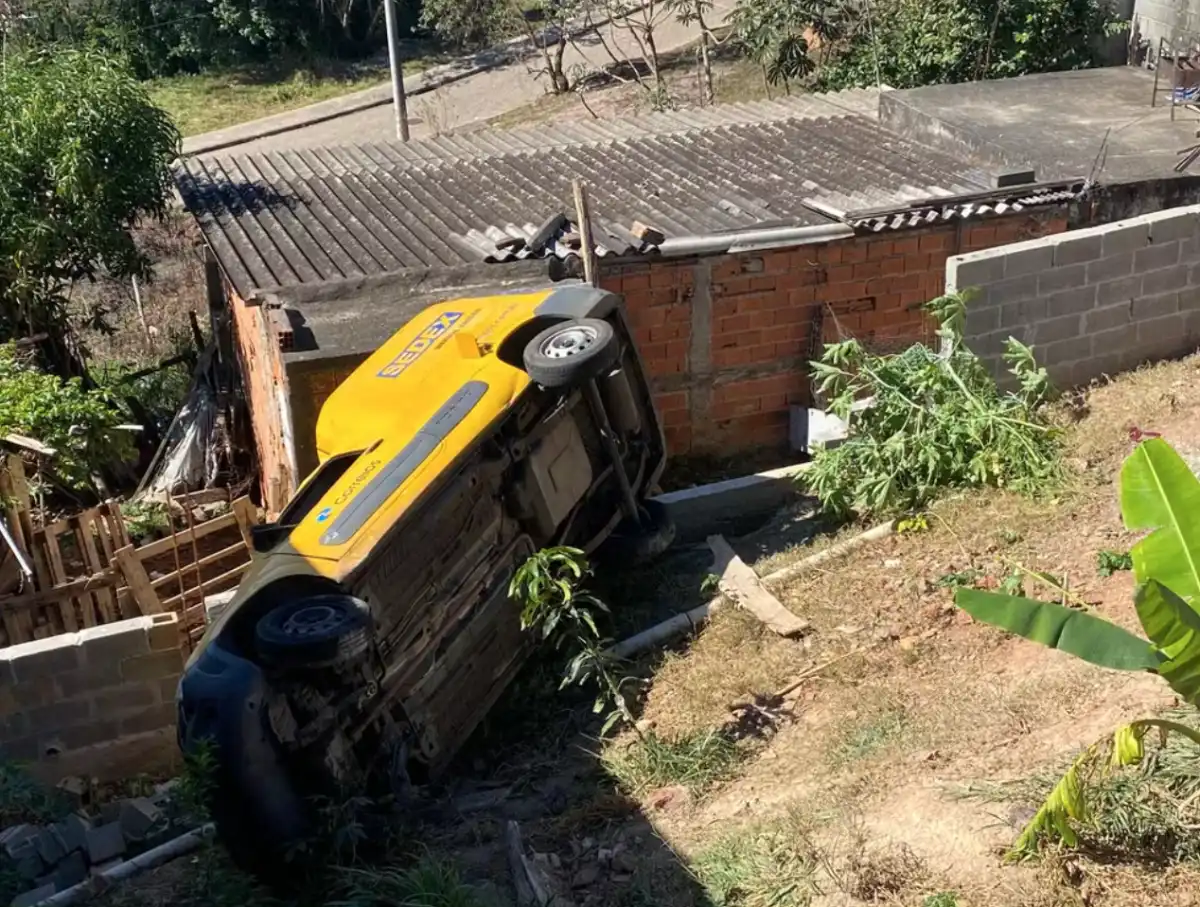Homem rouba carro dos Correios, perde o controle e cai em ribanceira em São José 