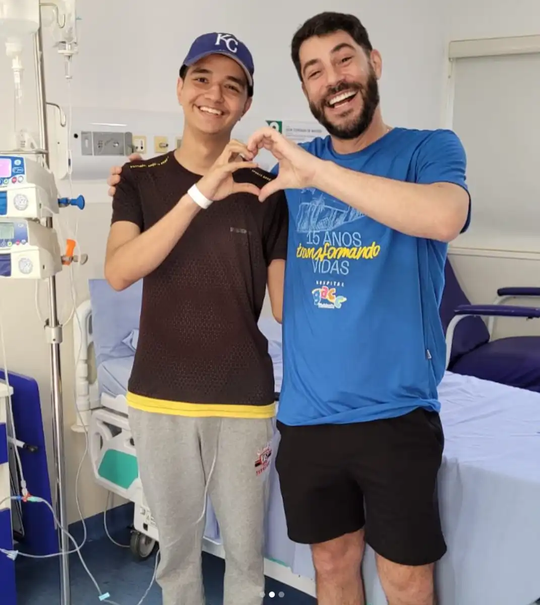 Jornalista Evaristo Costa visita o Hospital GACC em São José