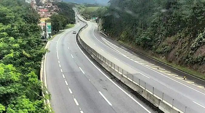 Jovem ciclista morre atropelado na Tamoios em Paraibuna