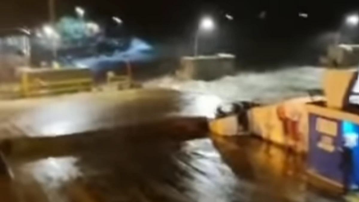 Travessia de balsa entre Ilhabela e São Sebastião é afetada por temporal