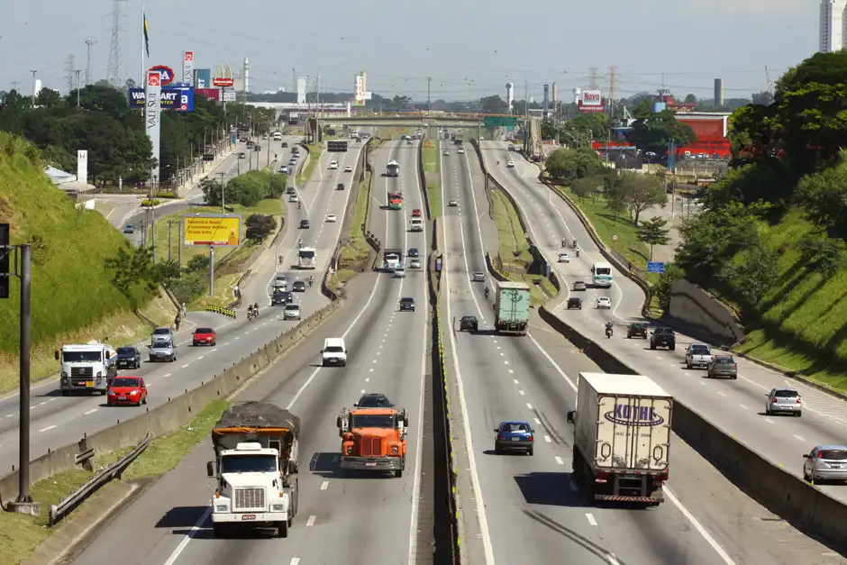 Dutra e Rio-Santos devem receber mais de 1,4 milhão de veículos durante o feriado de Tiradentes