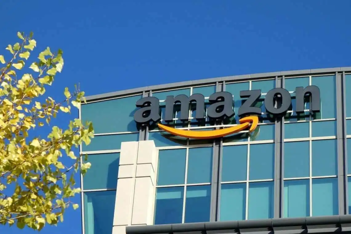 Justiça autoriza processos contra Amazon por venda de produto ligado a mortes