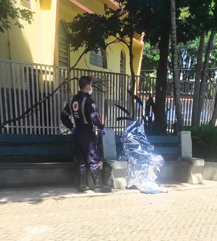 Homem passa mal e morre sentado em frente à Paróquia em São José