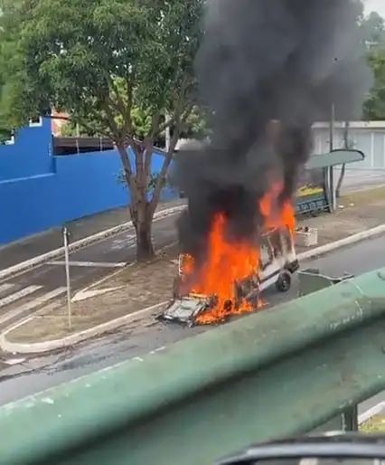 Carro sofre pane elétrica, pega fogo e causa trânsito em avenida de São José 