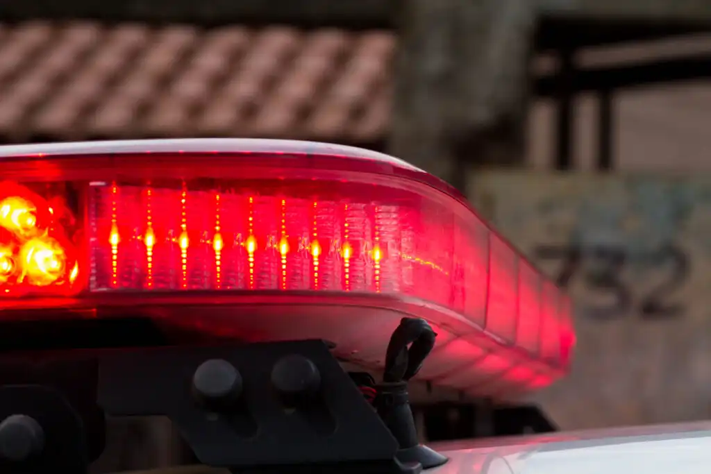 Jovem é preso após agredir o pai, desacatar policiais e portar drogas em São José dos Campos