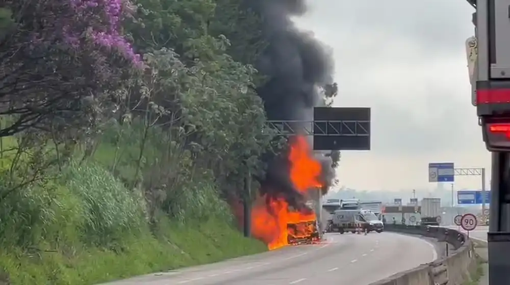 Caminhão carregado de parafina pega fogo e interdita a Dutra em Jacareí