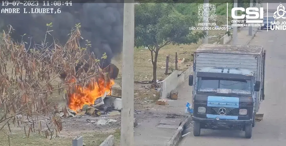Homem é multado em R$ 32 mil por jogar entulho em terreno público em São José