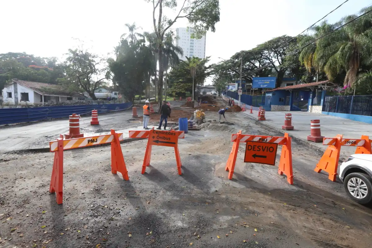 Construção de galerias de águas pluviais na Rua Irajá, no Jd. Luiza, representa última fase das obras de drenagem. Veja o que foi feito, prazos e desvios.