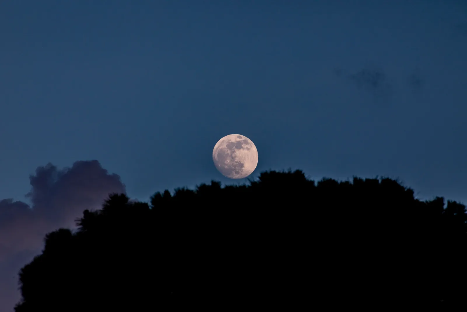 Por que as fotos da lua geralmente ficam ruins e com efeito borrado?