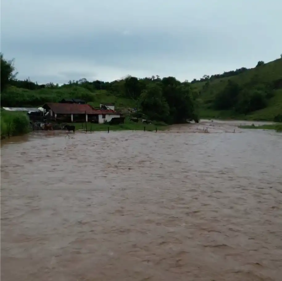 Chuva forte alaga zona rural de Paraibuna; veja o vídeo