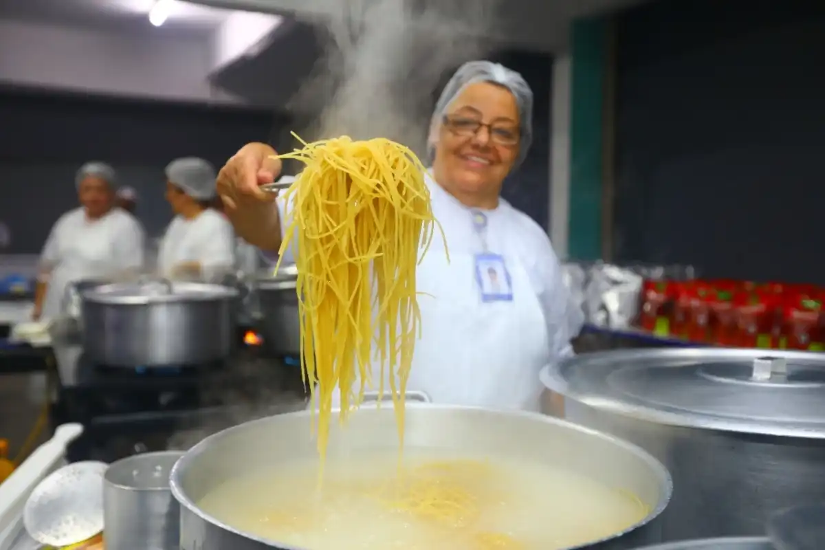 Macarronada de 1° de maio começa às 10h nesta quarta (01)