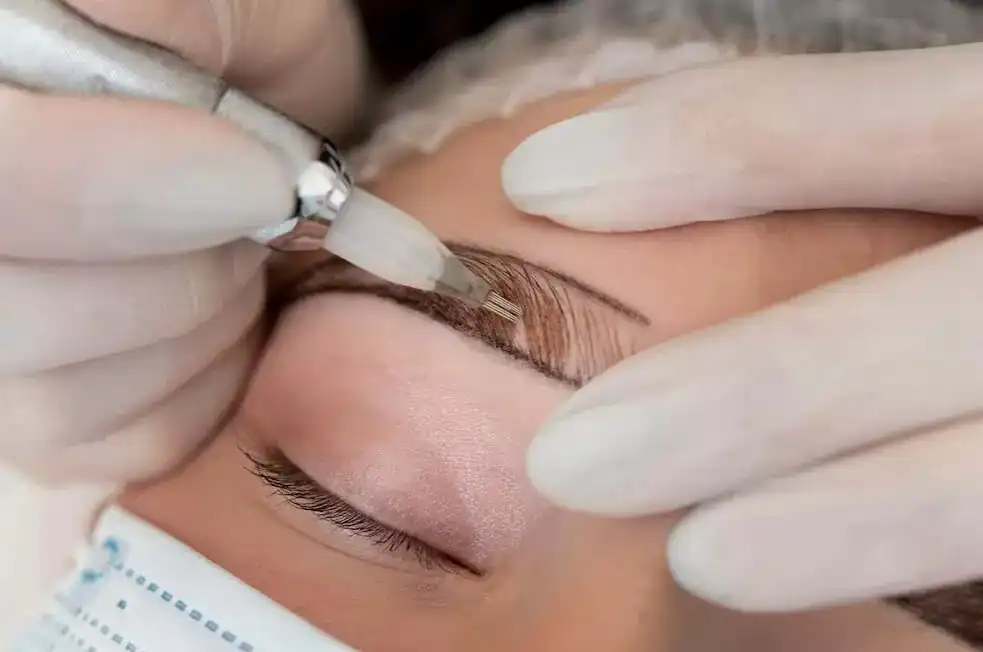 Micropigmentação pode oferecer riscos para os olhos, oftalmologista explica