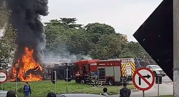 Carreta pega fogo após acidente na Via Dutra em Taubaté