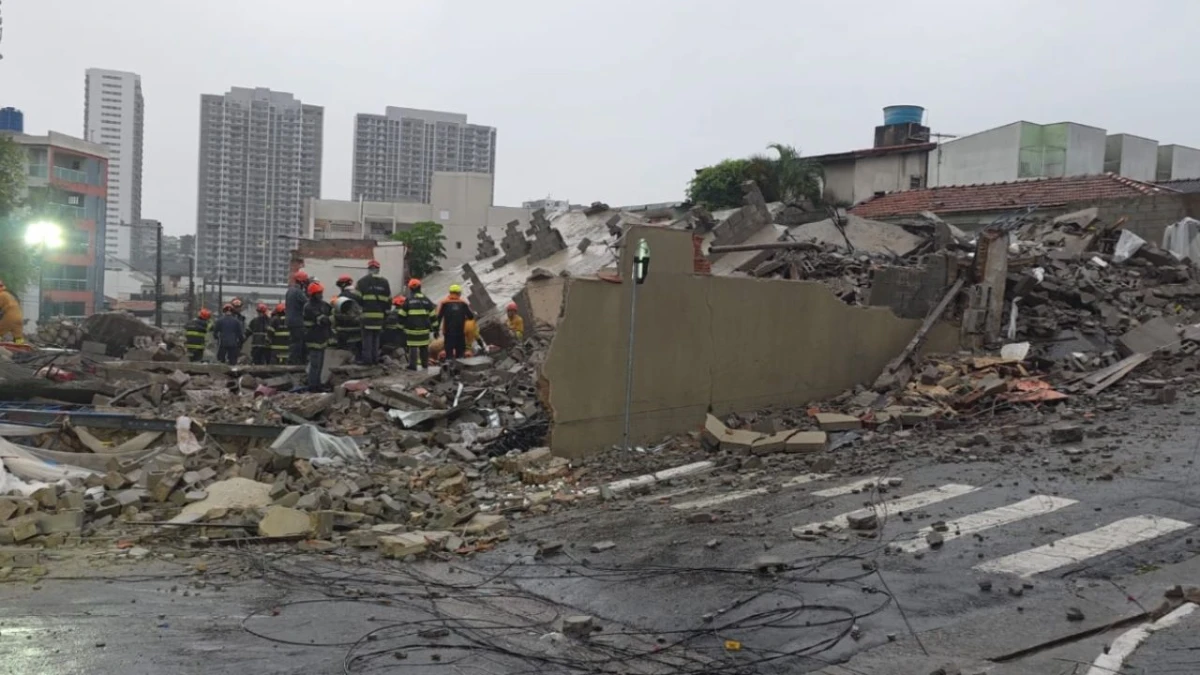 Prédio em construção desaba sobre casa e deixa duas pessoas mortas em São Paulo