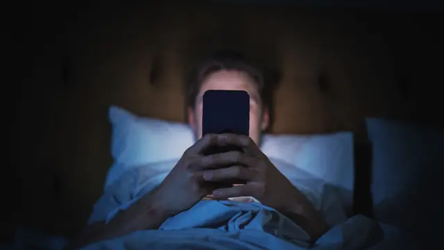 Dormir após a 1h da manhã pode aumentar riscos à saúde, aponta estudo