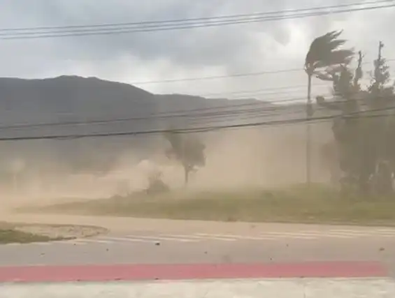 Fortes rajadas de vento causam tempestade de areia em Ubatuba