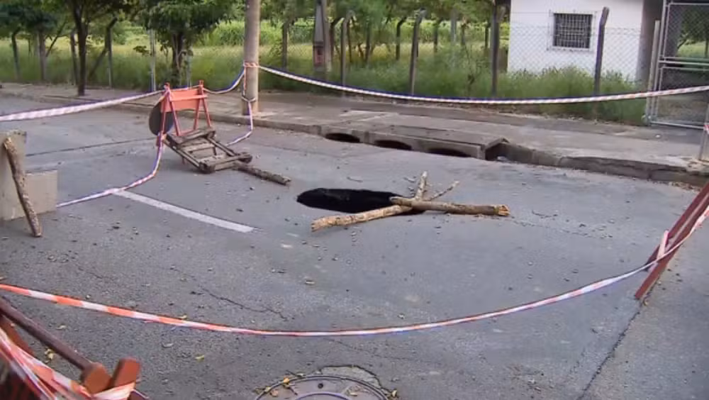 Buraco se abre em rua do bairro Chácaras Reunidas em São José dos Campos