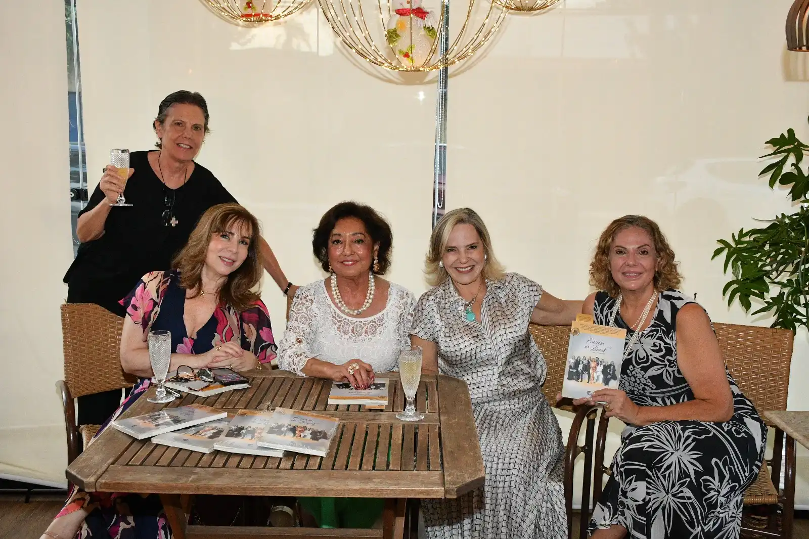 Amigas realizam tarde de lançamento e autógrafo do livro Estrelas Brasil