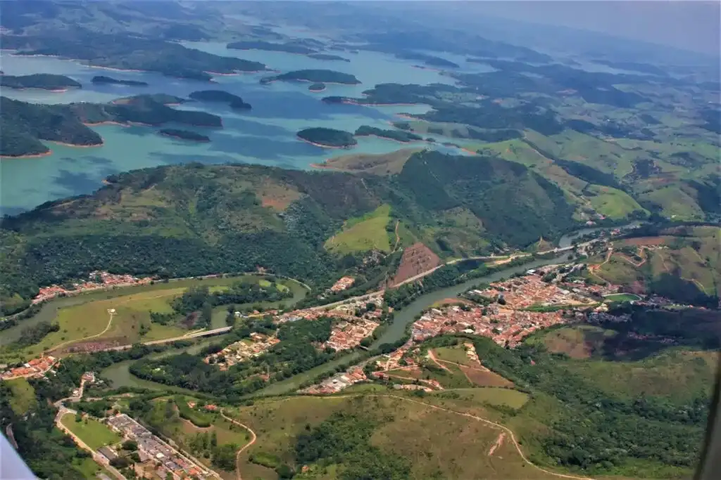 Aeronave de pequeno porte cai na divisa entre Paraibuna e Santa Branca.