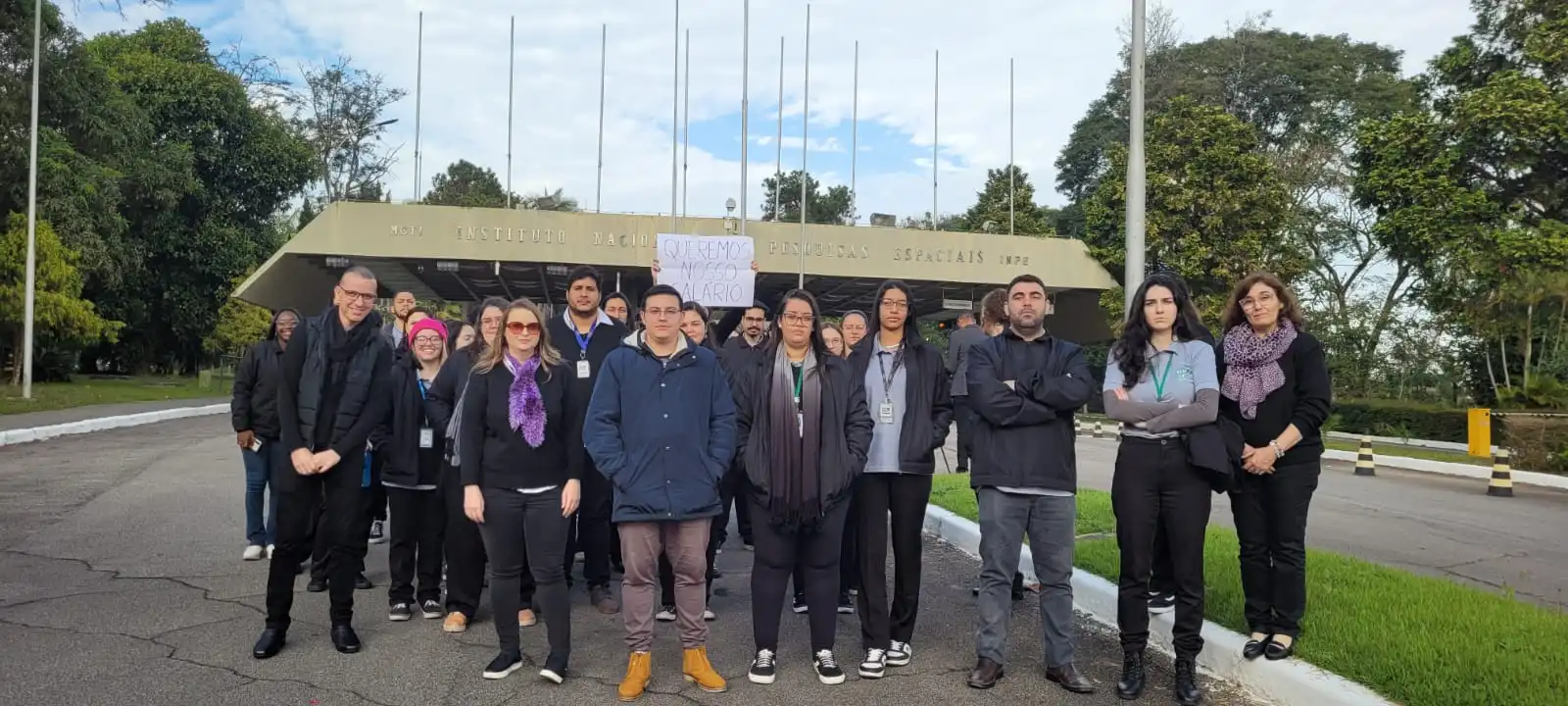 Trabalhadores com salário atrasado protestam em frente ao INPE