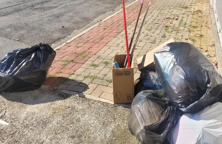 Moradores reclamam de lixo acumulado devido à crise na coleta seletiva