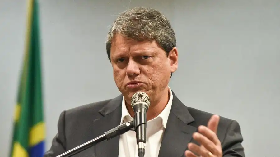 <strong>Tarcísio de Freitas sanciona projeto de lei que proíbe exigência da vacina</strong>