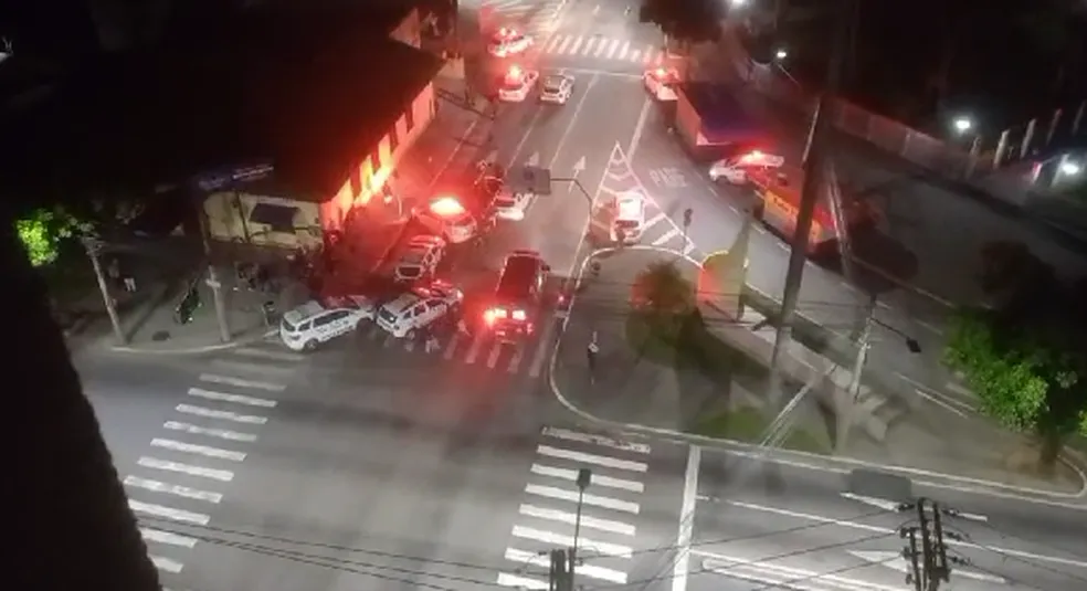 Homem fica baleado após troca de tiros com a polícia no Centro