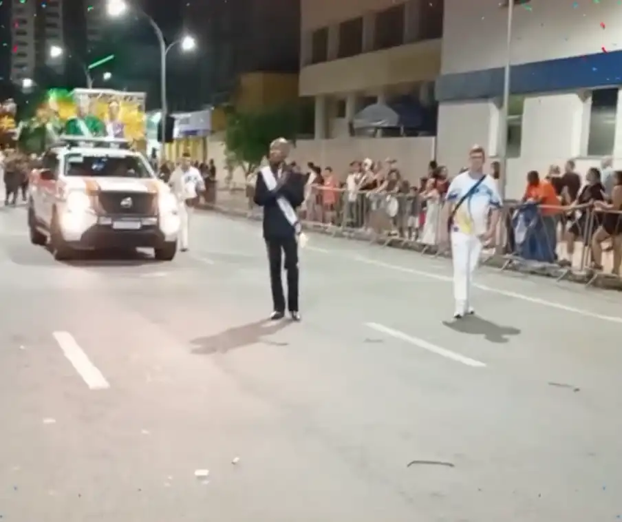Viatura da Defesa Civil vira “carro alegórico” no Carnaval de São José