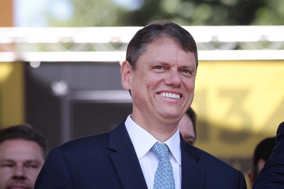Governador Tarcísio comenta sobre pré-candidatura de Flávio Bolsonaro à presidência