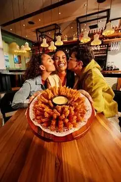 Outback e Abbraccio promovem experiência especial para celebrar o Dia das Mães