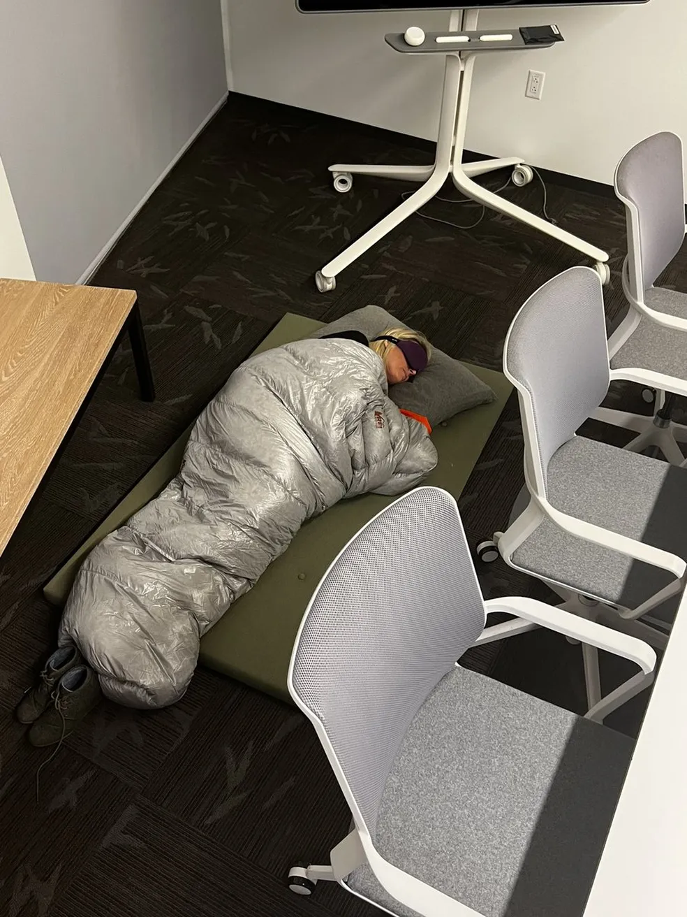 Twitter demite funcionária que postou foto dormindo no escritório