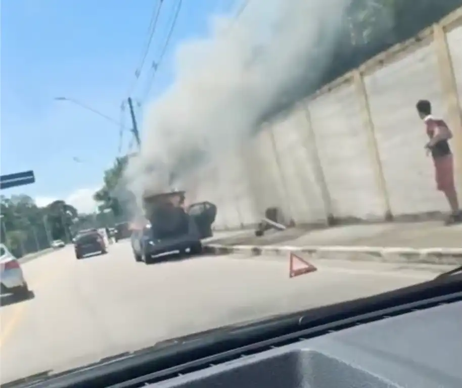 Carro pega fogo na Via Oeste, em São José dos Campos, na manhã desta segunda (16)