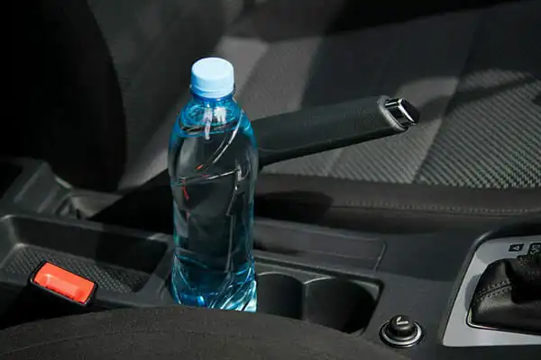 Deixar garrafa de água no carro em dias quentes é perigoso? 
