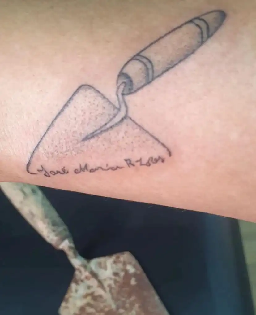 Amor tatuado na pele: Filha faz tatuagem em homenagem ao pai que era pedreiro