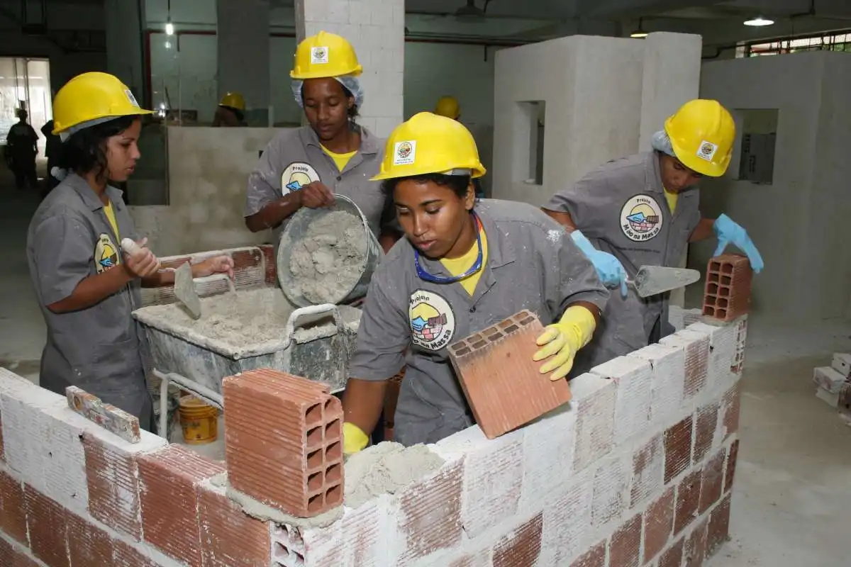 Mulheres na construção civil: São José lança programa gratuito de capacitação