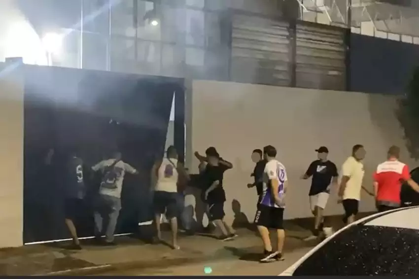 Torcedores da Águia quebram portão do Martins Pereira em São José