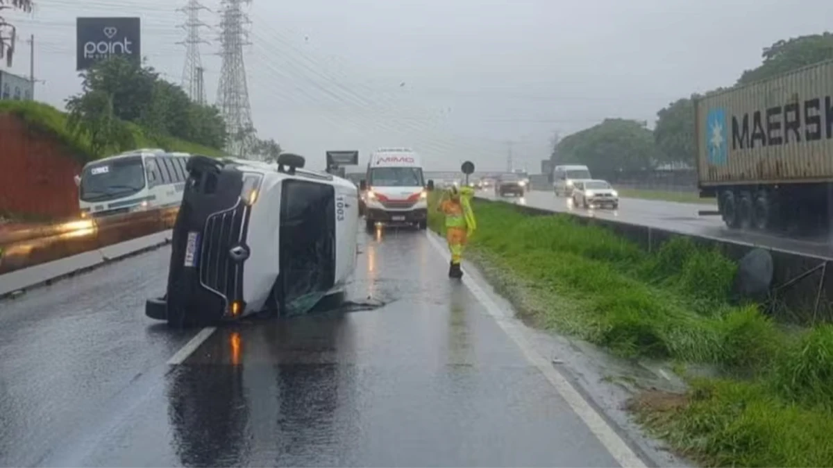 Van tomba na marginal da Dutra e interdita pista em SJC