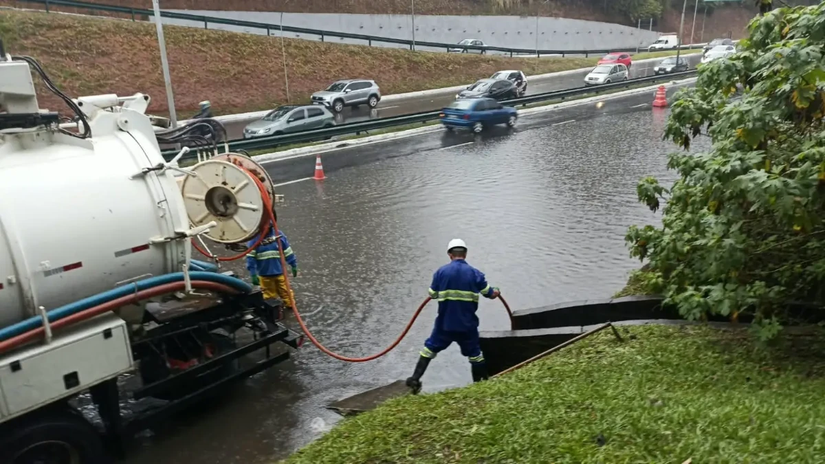 Trecho do Anel Viário sentido zona sul registra novo alagamento