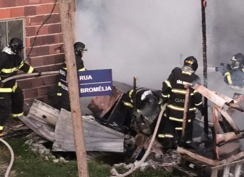Homem ateia fogo à própria casa após discussão com esposa e cães morrem carbonizados em Caraguatatuba