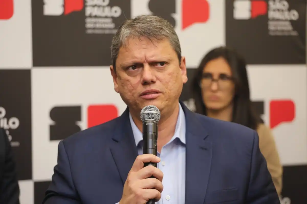 Tarcísio autoriza privatização de escolas estaduais em São José
