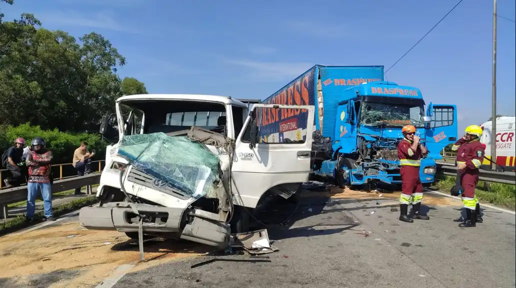 Acidente entre caminhões causa 9 km de congestionamento na Dutra em Jacareí