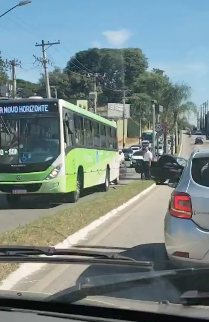 Acidente com ônibus e três carros causa lentidão na Zona Leste de São José dos Campos