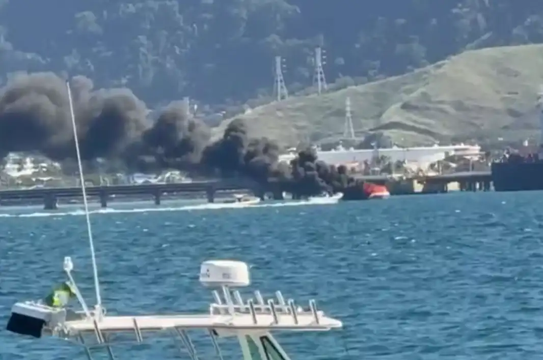 Embarcação pega fogo no mar em São Sebastião